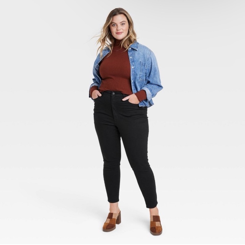 *SOLD* HIGH RISE SKINNY JEANS IN BLACK